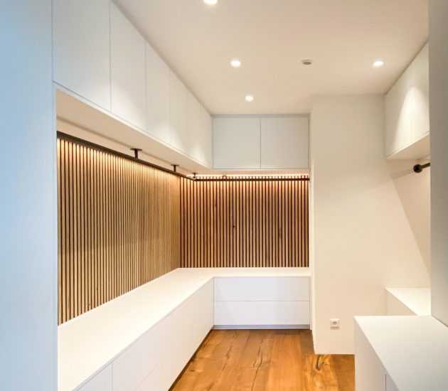 Ankleideschrank mit Holzpaneelen